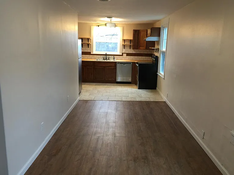 907 Phillips Ave — Photo 3