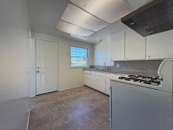 4th image of 1031 E 4th St #1027