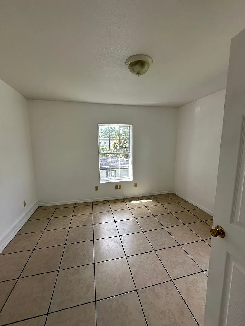 6 Bedroom 2 Bathroom in Sanford — Photo 4