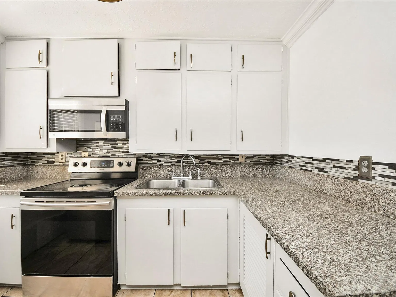 2 bed, 1.0 bath, 836 sqft, $1,300 — Photo 4
