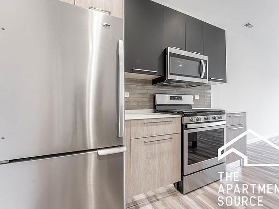 3rd image of 2533 W Fullerton Ave #504