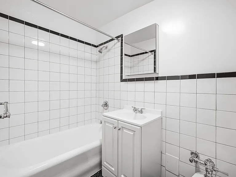 323 W 4th St #4D — Photo 4