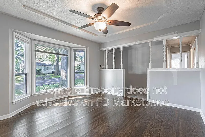 3 bed, 1.0 bath, 876 sqft, $1,295 — Photo 2
