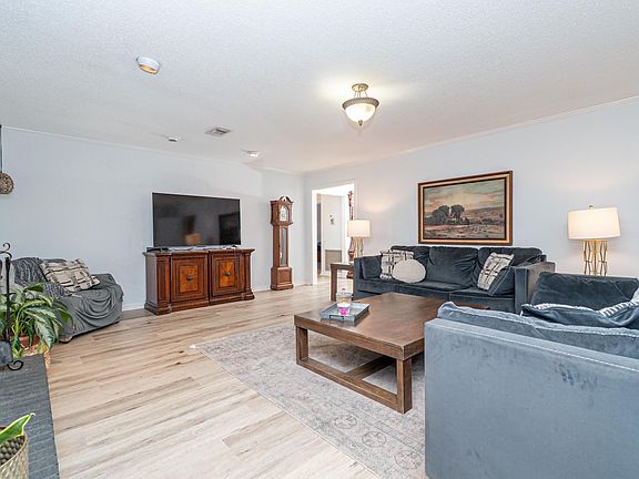 4th image of 1305 Cypress Dr