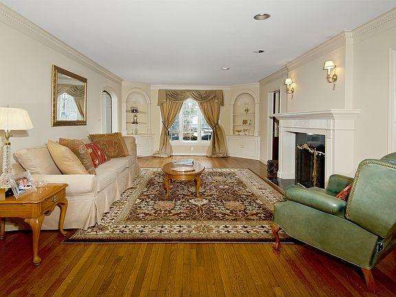 3rd image of 6 Columbus Cir