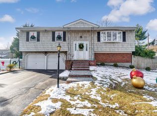 8 Frost Pond Rd, Greenlawn, NY 11740