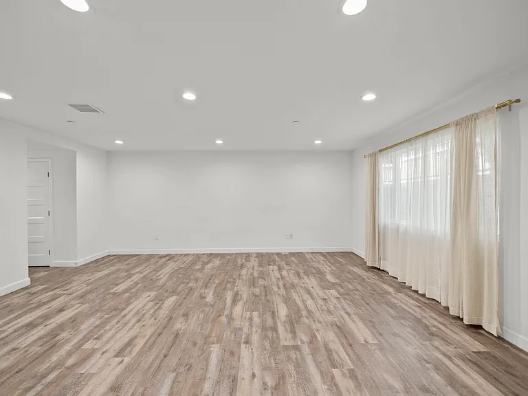 9104 Burnet Ave — Photo 10