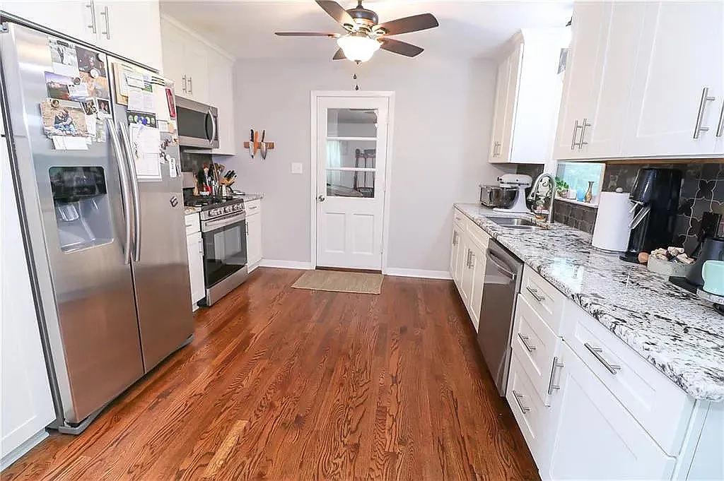 3 bed, 1040 sqft, $2,000 — Photo 2