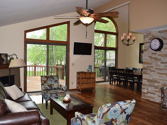 3rd image of 554 NW Santee Dr