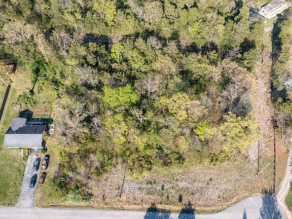 5th image of 7 Eight 9 Walnut Dr