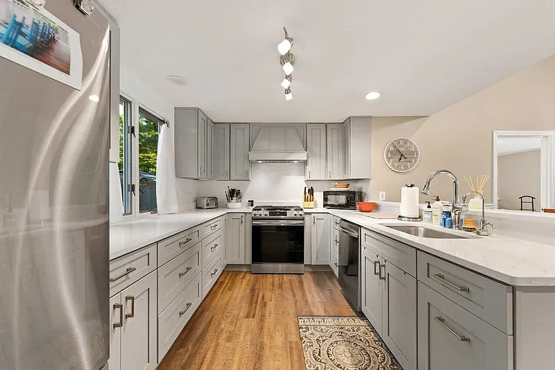 3 bed, 2200 sqft, $2,800 — Photo 4