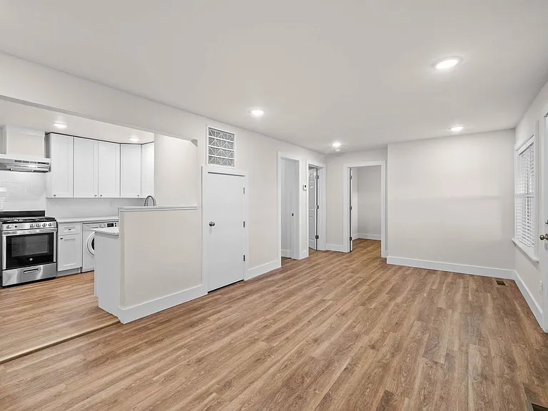 240 S Center St — Photo 4