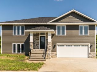 6560 Shrewsbury Ln, Dubuque, IA 52002