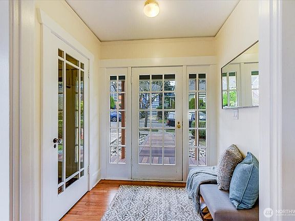 4th image of 3224 25th Avenue S