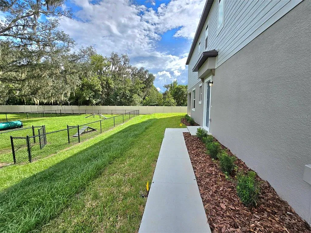 3 bed, 2.5 bath, 1807 sqft, $1,990 — Photo 2