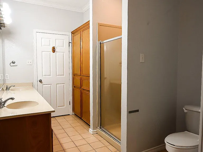 Master Restroom w/Tub, Stand Up Shower, & Double Vanity Sinks