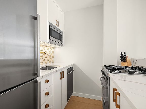 4th image of 110 E 36th St APT 5D