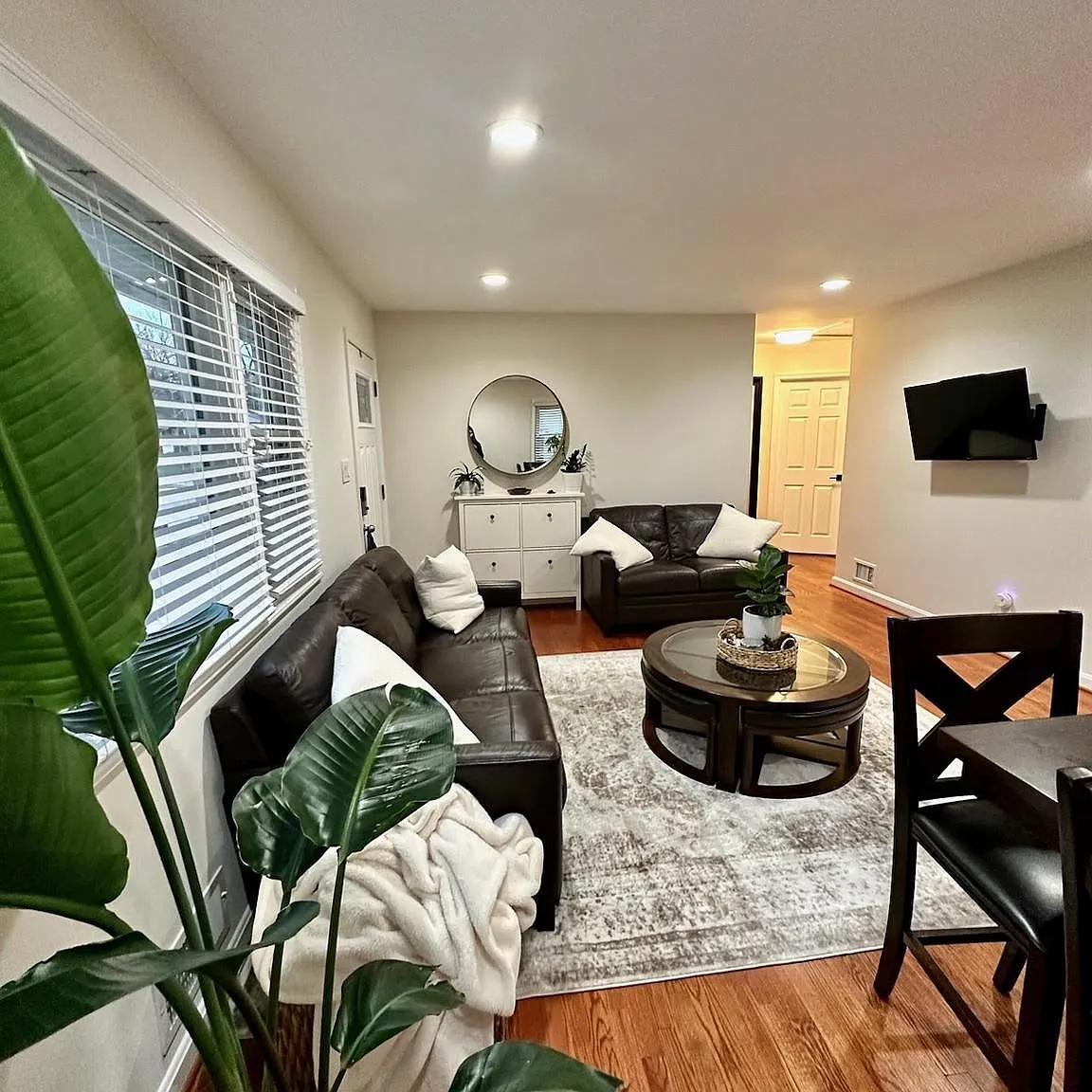 3 bed, 1008 sqft, $2,300 — Photo 3