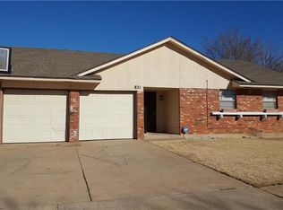821 SW 27th St, Moore, OK 73160
