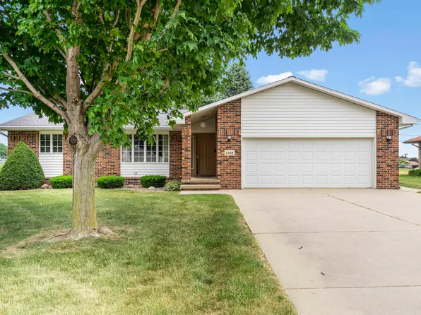 1208 8th Ave SE, Dyersville, IA 52040