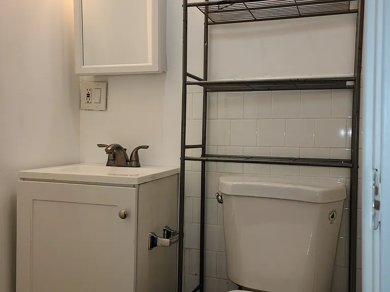 588 Argyle Ave #2 — Photo 6