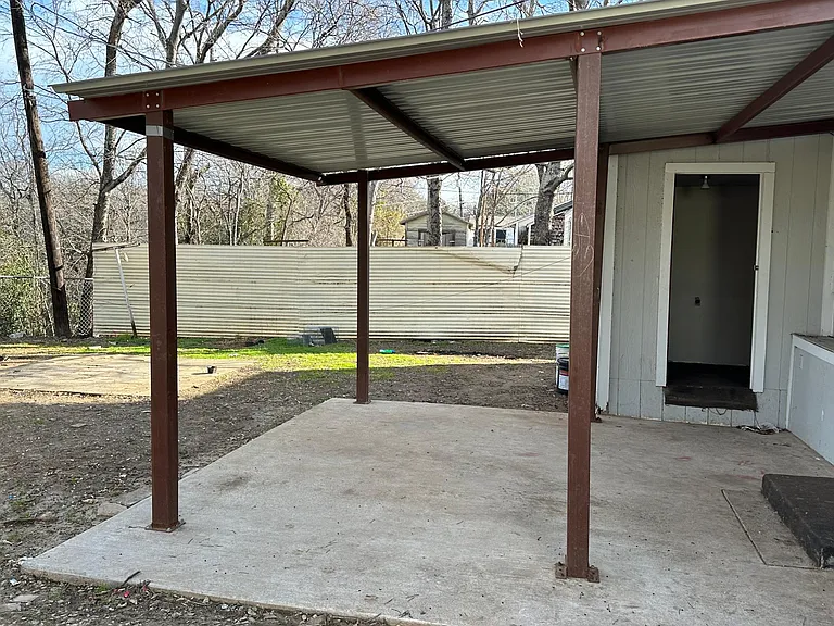 2401 Shropshire St — Photo 4