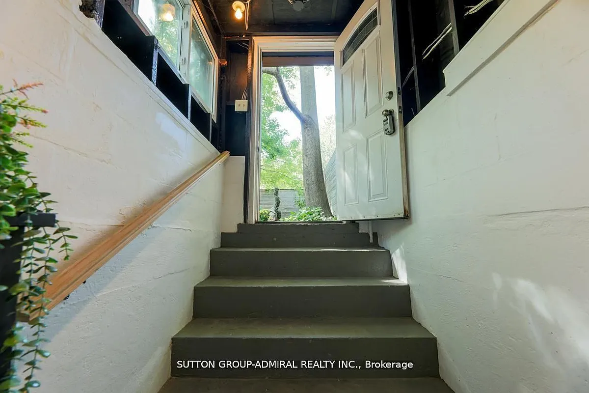 Building Photo - 70 Carlaw Ave #BASEMENT