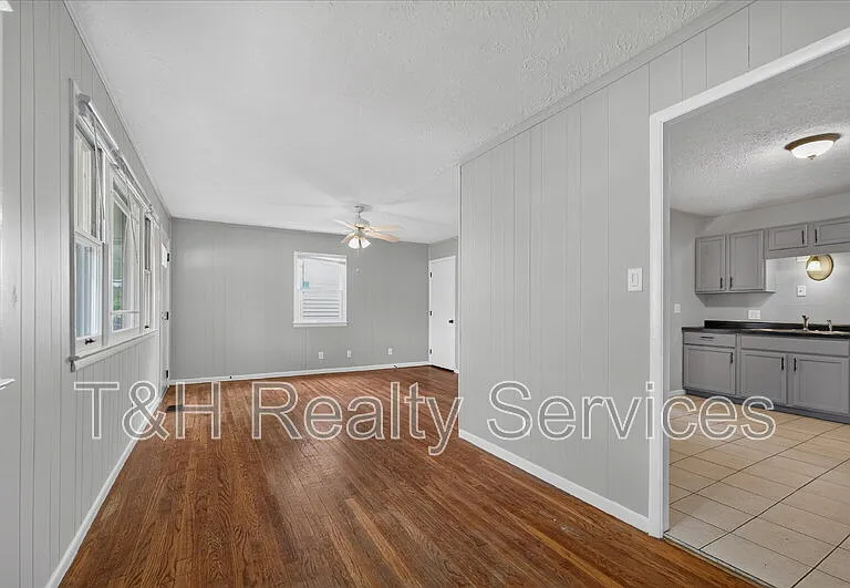 1819 Knox St — Photo 12