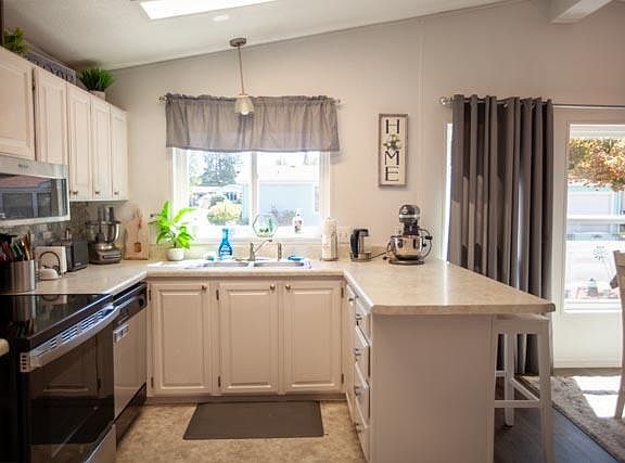 3rd image of 1058 Hemlock Ln