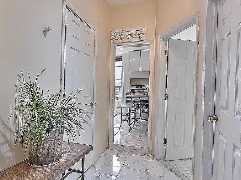 911 Gates Ave #1R — Photo 2