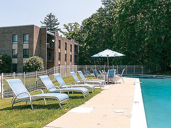 5th image of 300 E Marshall St #807