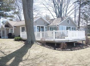 215 E Lakeshore Dr, Hope, MI 48628