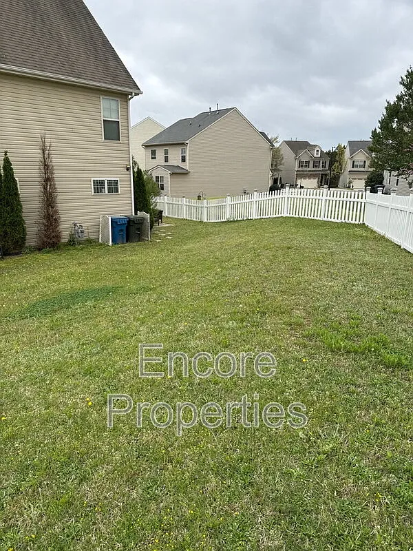 3 bed, 2.5 bath, 2330 sqft, $2,500 — Photo 2