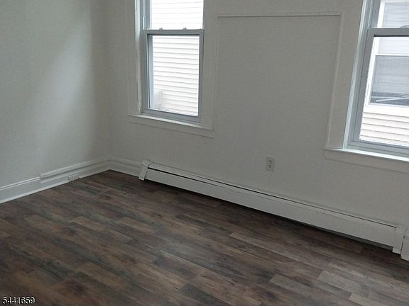 5th image of 267 Leslie St