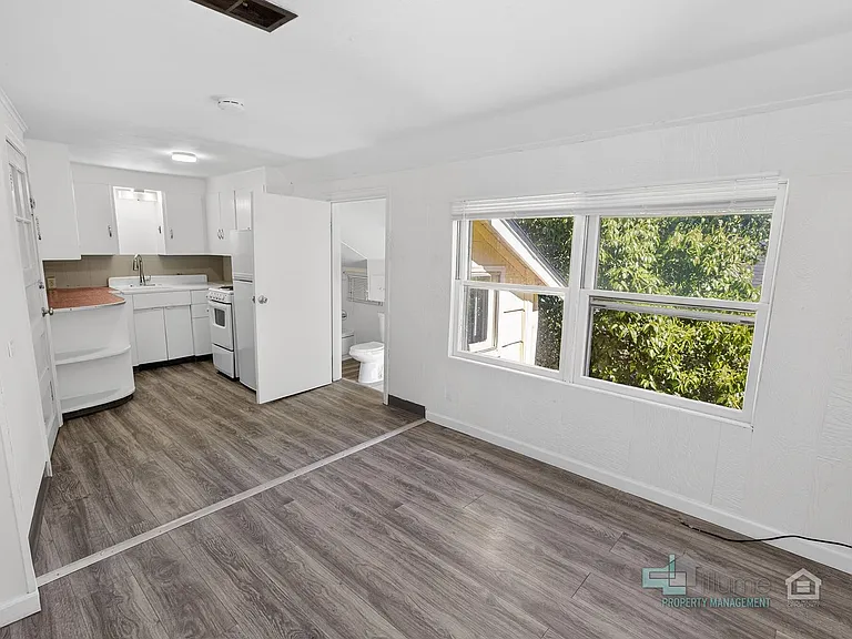 Charming Multi-Unit Living in Prime Northeast Salem Location — Photo 9