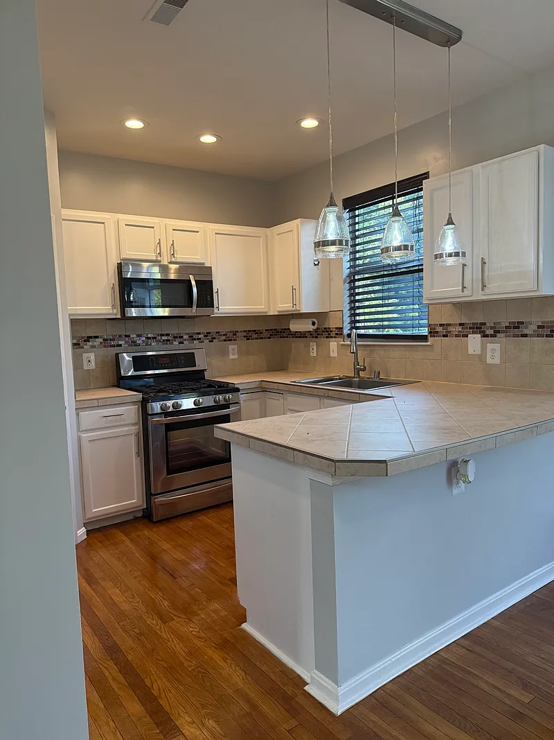 3 bed, 3.5 bath, 2203 sqft, $3,325 — Photo 4