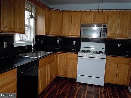 3rd image of 329 Dennis Ave