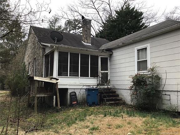 3rd image of 1016 Tarvia Ave NE