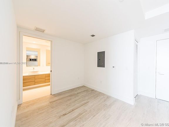 4th image of 121 NE 34th St Unit 2703
