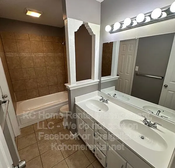 424 NE Lakeview Dr — Photo 24