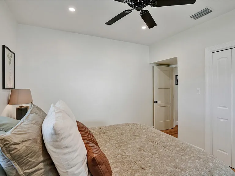 807 SW 18th St — Photo 32