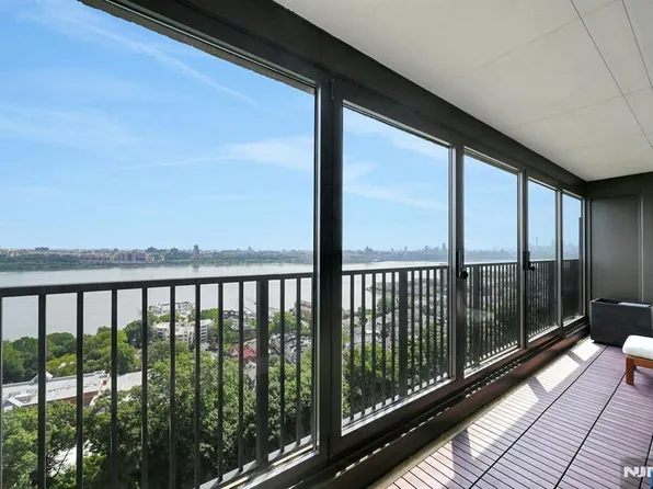 3 Horizon Rd APT 1030, Fort Lee, NJ 07024