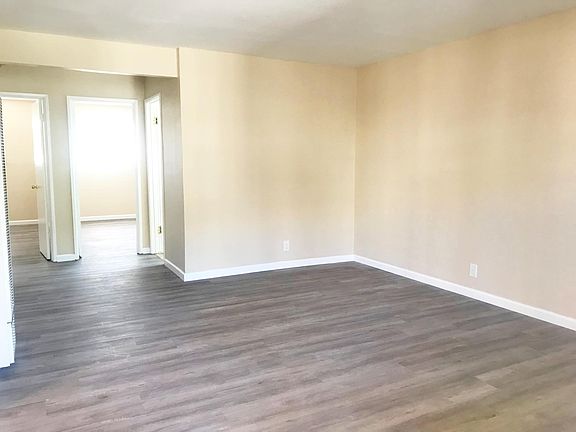 4th image of 936 Sharmon Palms Ln APT A