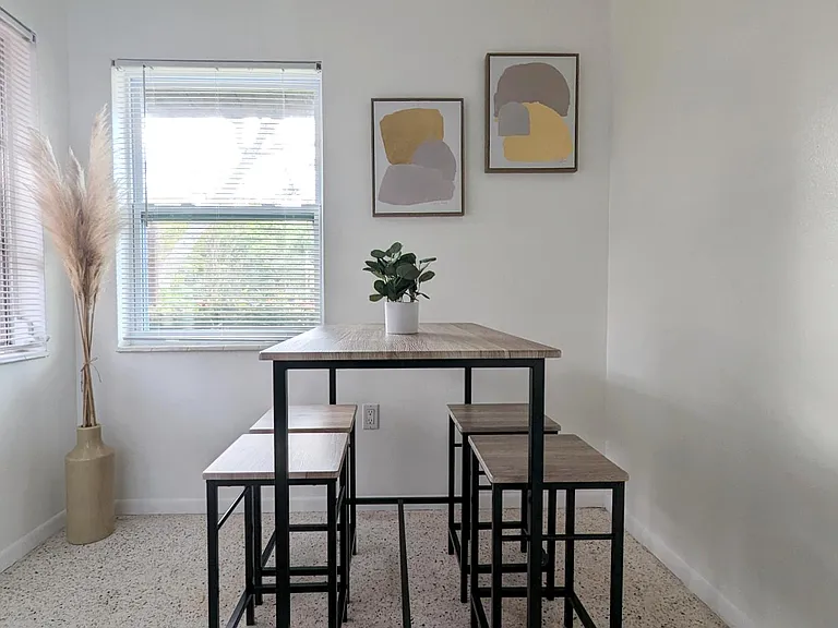 2846 W Tamiami Cir — Photo 11