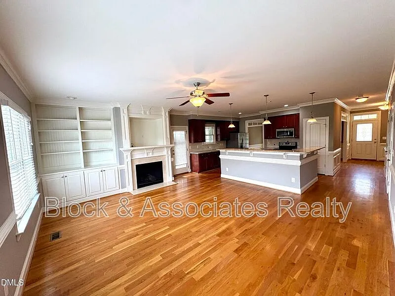 4 bed, 2.5 bath, 2400 sqft, $2,495 — Photo 3