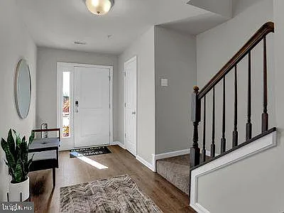 155 Sussex Pl — Photo 4