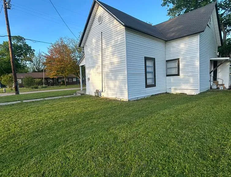 426 N Clements St — Photo 3