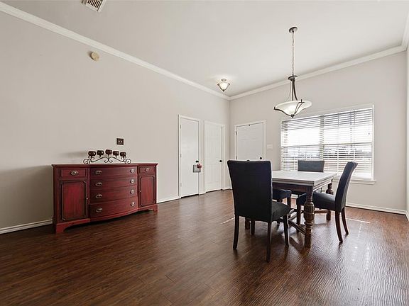 4th image of 402 Meadow Ln