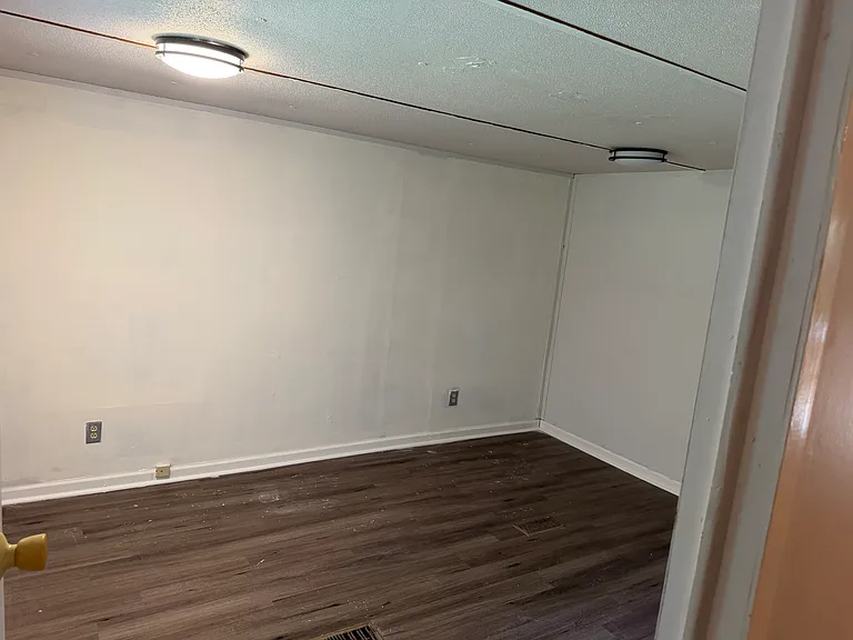 106 Kathy Ln — Photo 3