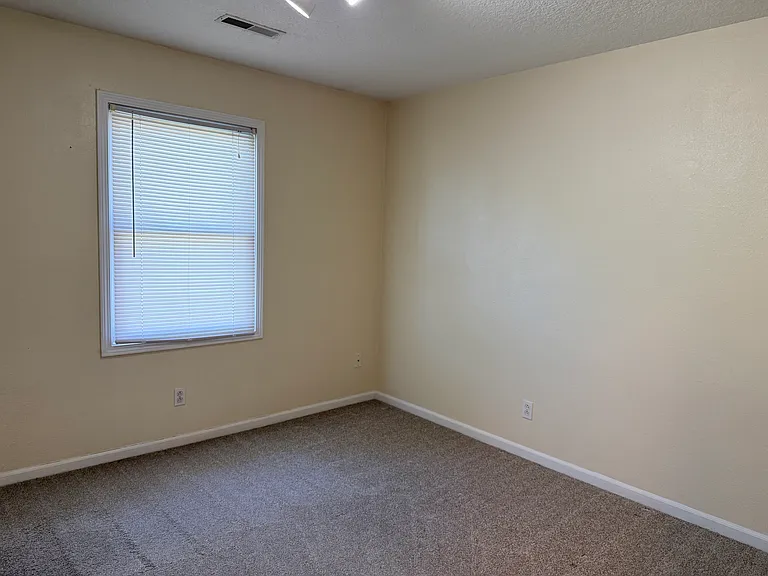 504 W Dodson St — Photo 3